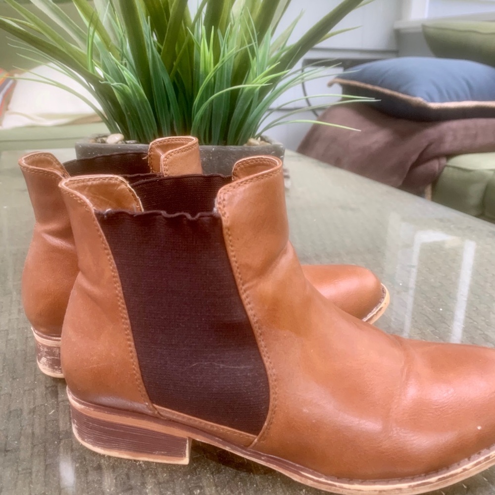 BROWN ANKLE BOOTIES 🤍